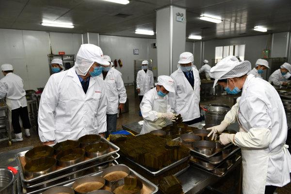 11月27日,东阳市市场监管局执法人员在巍山镇一家食品生产企业抽检