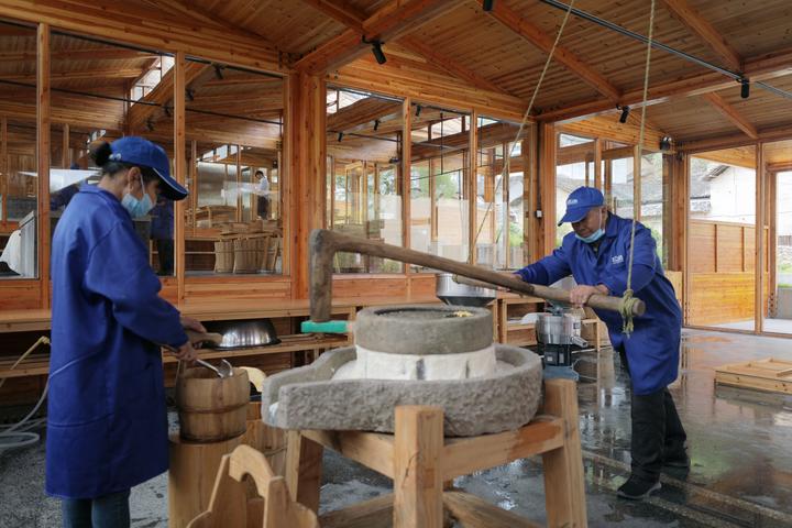 工坊投入使用后,不仅吸引游客参观,了解石仓豆腐的制作过程,并直接