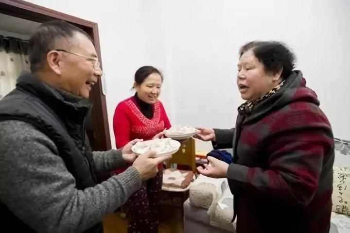 邻里间的互帮互助,家庭和和睦睦.