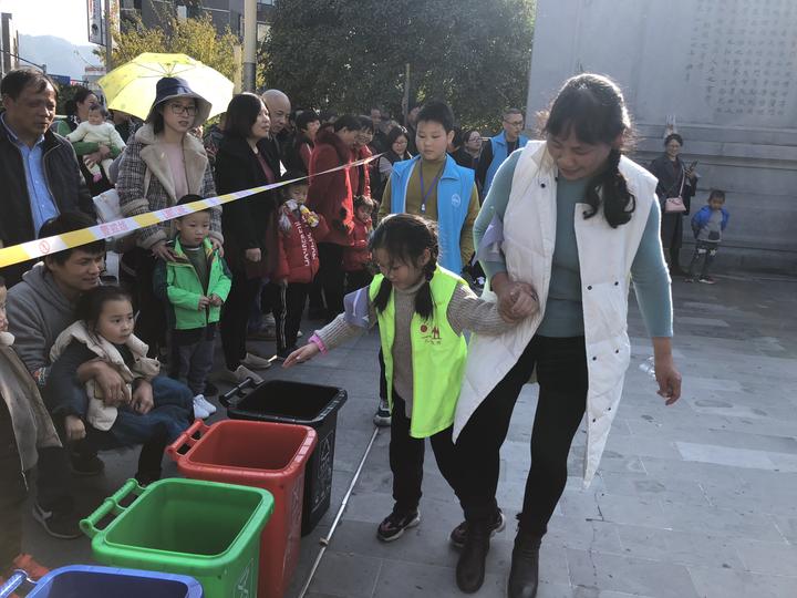 随后,他们还参加了垃圾套圈比拼,远投分类我最强,h5垃圾分类游戏等