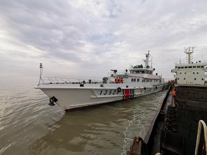 浙江海警局启用中国海警执法证