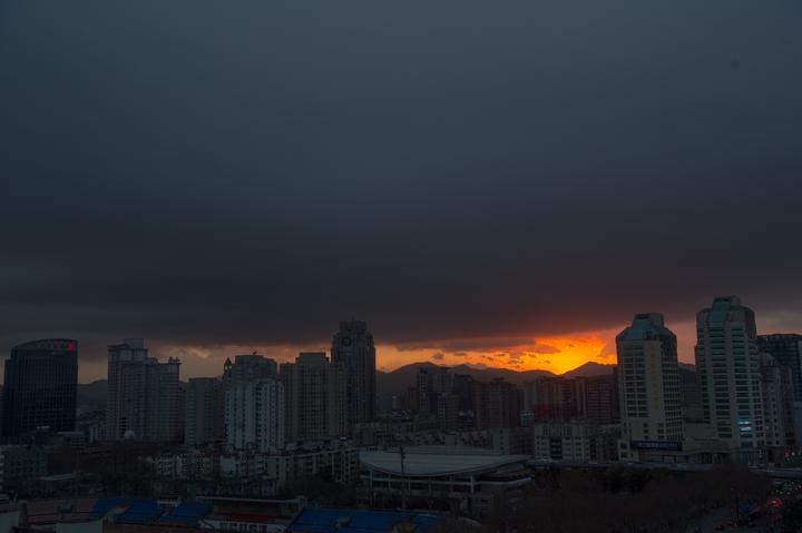 冷空气南下杭州乌云镶金边