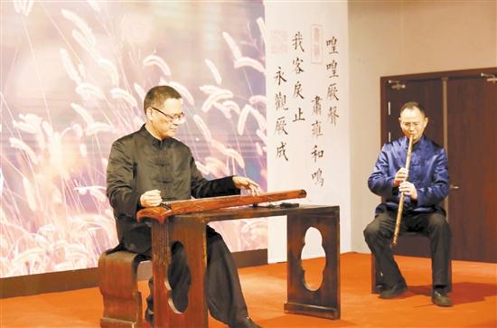 陈成渤(左)和沈英彪(右)合奏《赤壁怀古》孤桐秘虚鸣,朴素传幽真.