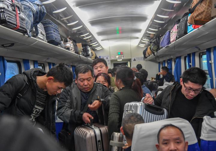 杭州开往西安的k606次列车的车厢内已挤满了旅客.
