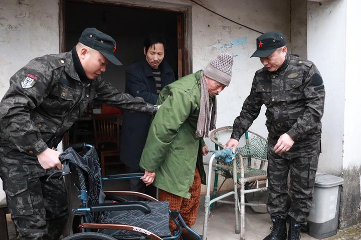 "1月10日下午,东阳市城东街道东联村勤裕自然村88岁的徐永泉在众人的