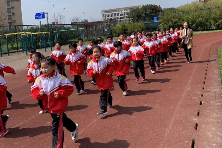 上虞 与学生同练 和健康为伴 ——百官小学积极组织开展教职员工冬季