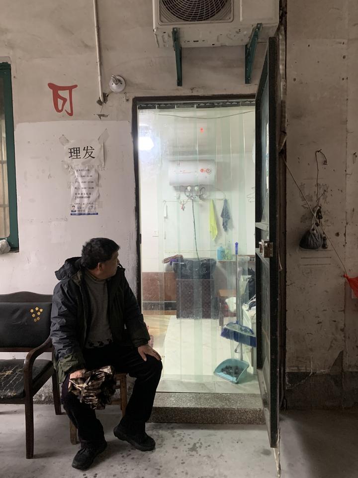 只爱来他这儿!为啥大伯大妈排队也要去这家无声理发店