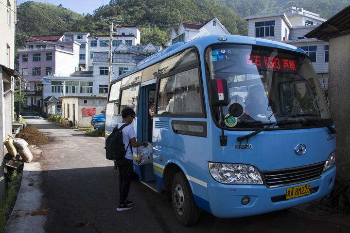 临安岛石开往芦塘的公交车"不仅仅是搭载村民,这些乡村线路还串联起了