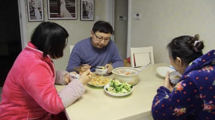 今天你回家吃饭了吗他说一家人一起吃饭是最温馨的时光