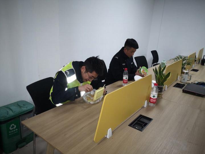 万象中队除夕值班人员在单位吃年夜饭.