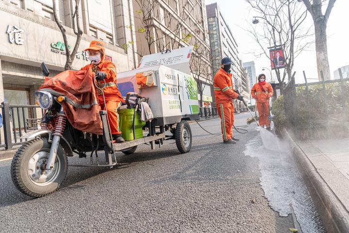 1月29日,疫情防控正处于关键期,杭州街头路人稀少,但仍有一群劳动者戴