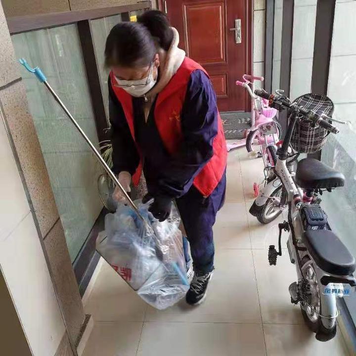 【为居家隔离人员清理垃圾】