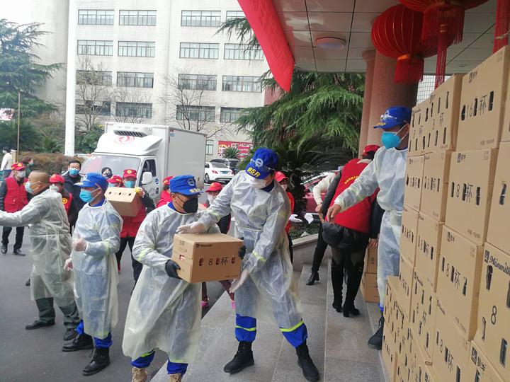 下午1点多,蒙牛集团首批捐赠的515箱爱心牛奶,被送到了东阳市抗击疫情