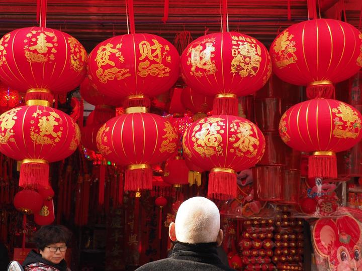 临近春节,东阳商城里,红灯笼,中国结等传统"红色"年货热卖.