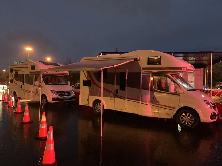 战疫 下雨来不及搭雨棚 爱心企业给高速公路检查点送来房车今天下午