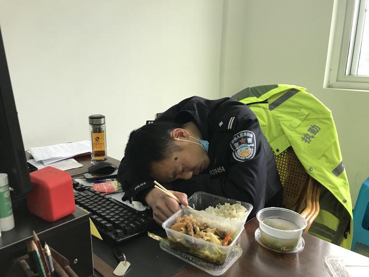 17天日夜奋战疫情一线 泰顺民警吃着饭睡着了