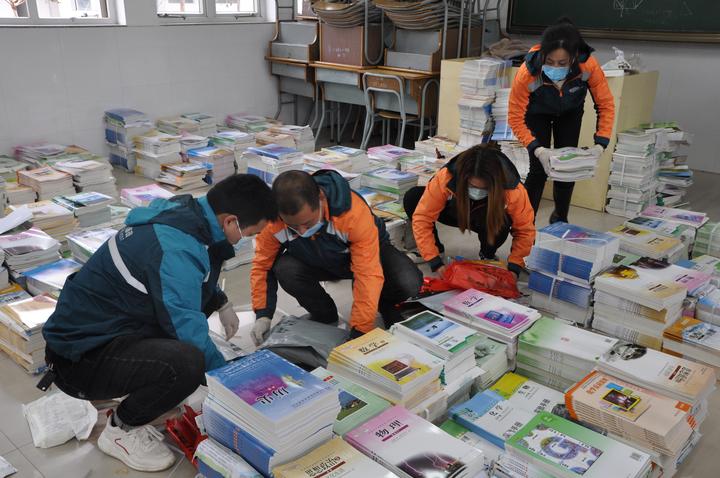 开学延迟但新书如期而至 浙江多地中小学生收到新教材