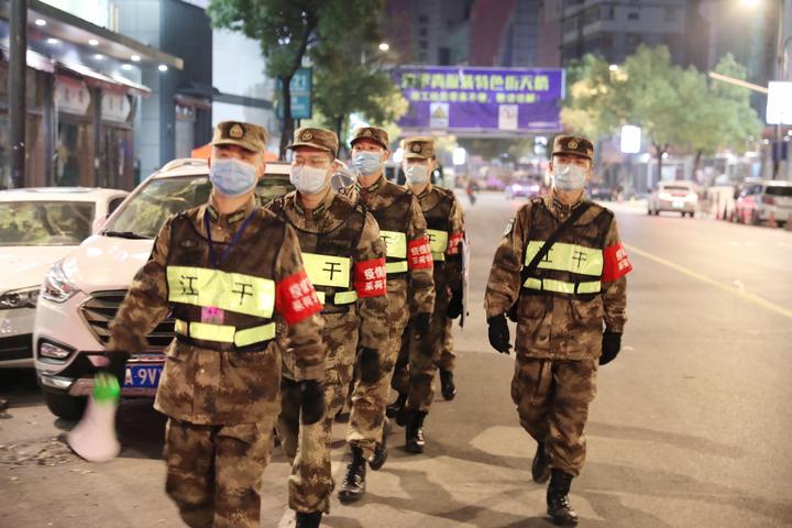 采荷街道民兵防疫应急分队夜间在四季青服装市场周边巡逻