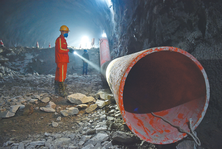 义乌赤岸至永康公路工程隧道内,工程安全人员现场检查逃生管道连接