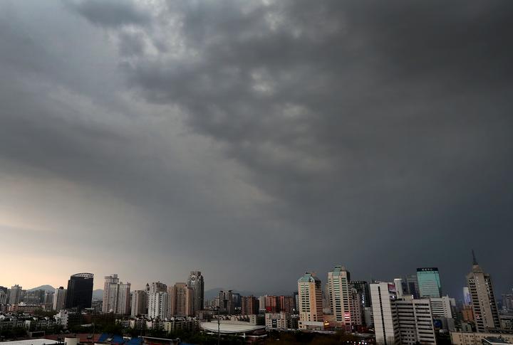 杭州遭遇强对流天气 出现大雨雷电