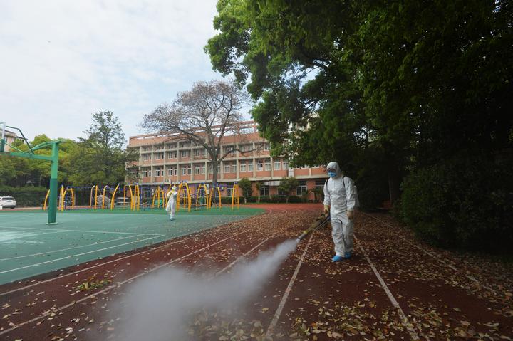 杭州青蓝小学为复学消杀校舍 但学生返校还得等等