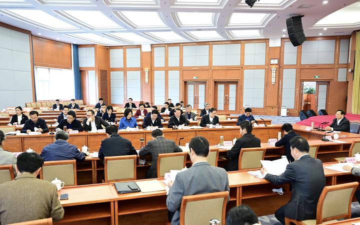这也是新冠肺炎疫情发生以来,嘉兴市委常委会首次不戴口罩开会.