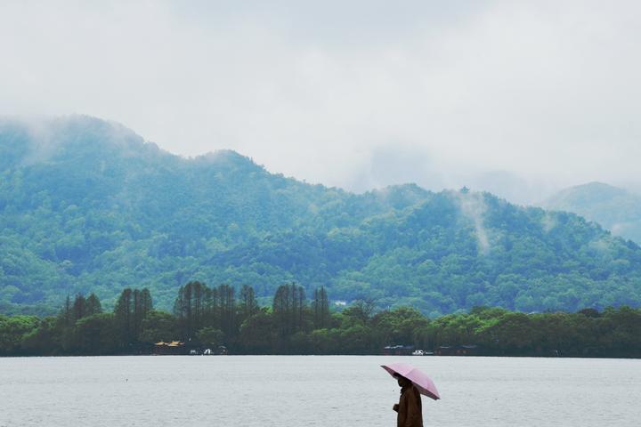 杭州西湖雨水间歇水雾飘渺