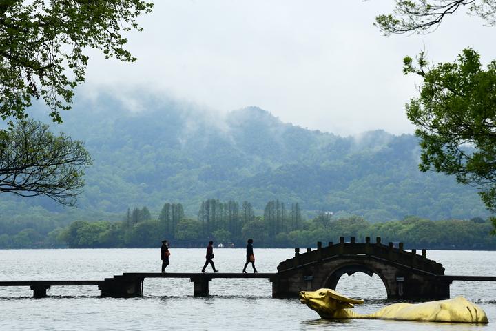 杭州西湖:雨水间歇 水雾飘渺