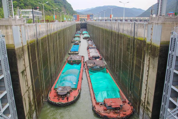 杭州:富春江船闸一季度实现"开门红" 过闸量首破300万吨