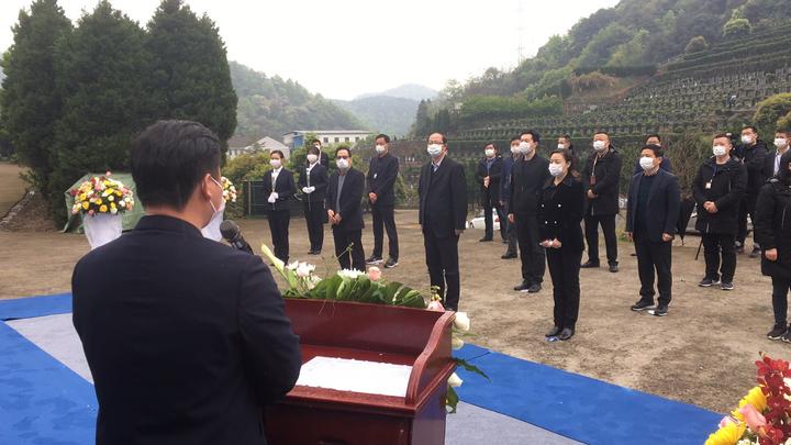 【9:28】在绍兴市望秦山陵园,绍兴市2020清明集体代祭仪式即将开始.