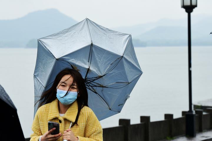 杭州:冷空气刷存在感 降雨降温"短平快"