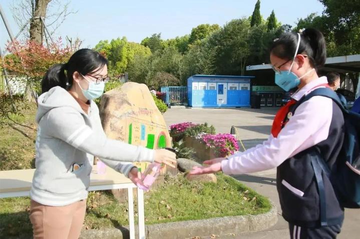 洪塘中学安排教师为学生进校后消毒双手演练晨午检时甬江实验学校演练