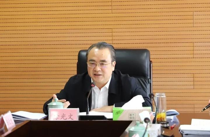 议题   4月13日上午,市委常委,区委书记徐光文主持召开区委常委会会议