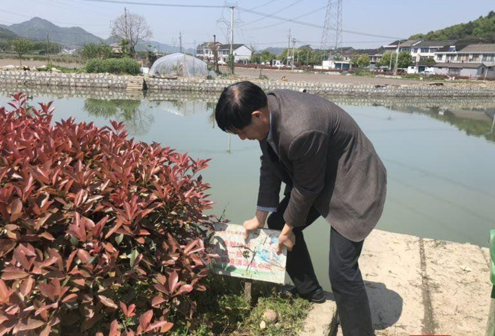 近日中午,越城区鉴湖街道丰乐村村委主任魏建伟前往栖凫江丰乐村段巡