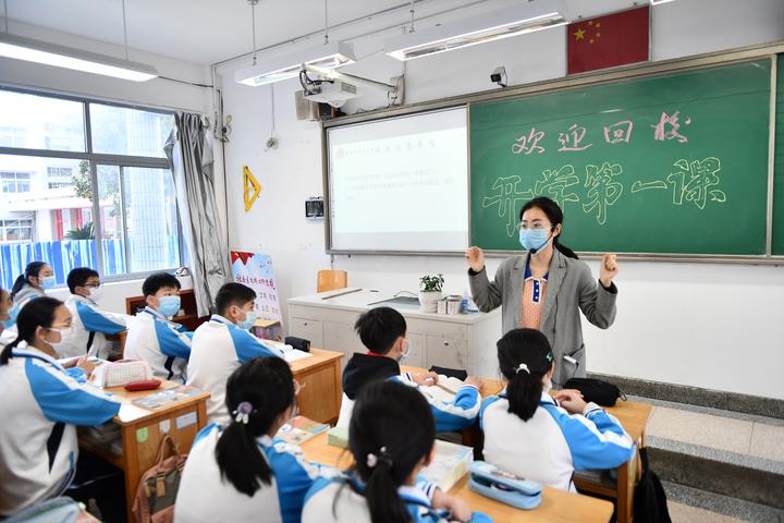 4月20日,东阳市吴宁一中的老师在给初一学生上"开学第一课".