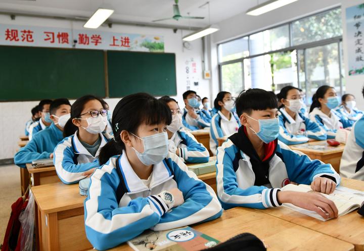4月20日,东阳市吴宁一中的老师在给初一学生上"开学第一课".
