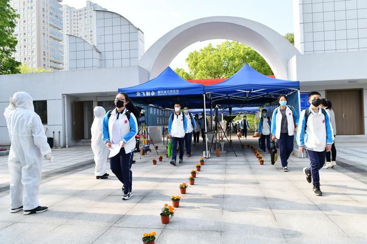 4月20日,东阳市吴宁一中的初一,初二学生有序测量体温进入校园.