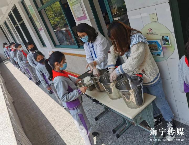 今天,海宁这些小学生开学了!上课,吃饭是这样的