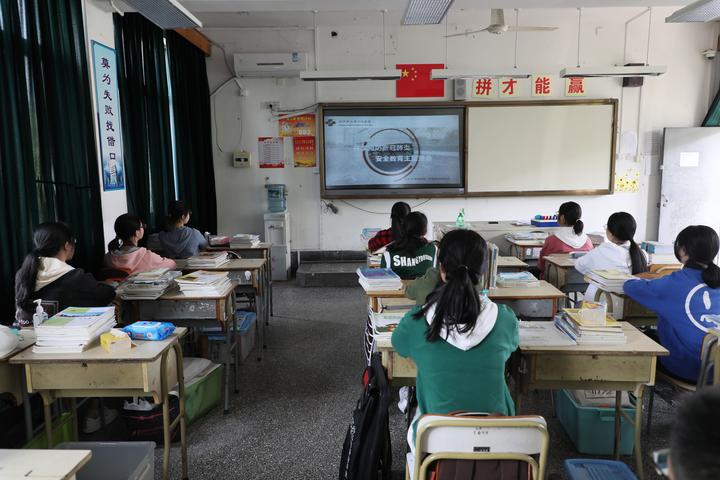开学第一课援鄂英雄走进上虞中学分享战疫故事
