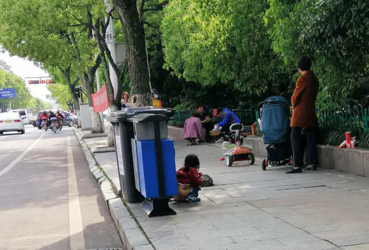 违法地点:人民南路东方广场   违法行为:小孩随地拉小便   违法时间