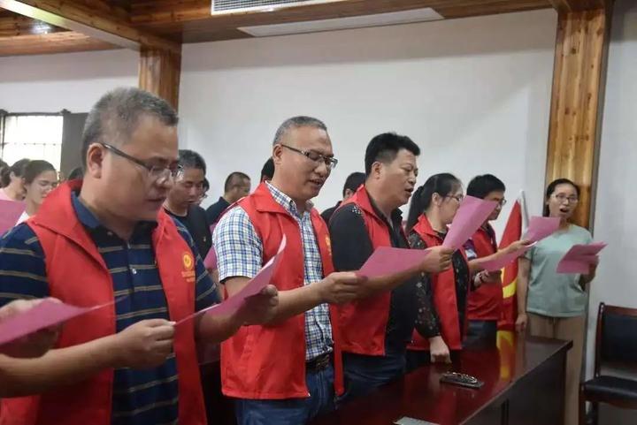 兰溪市教育局党委委员,兰溪市第五中学党委书记,校长方君强诵读《廉