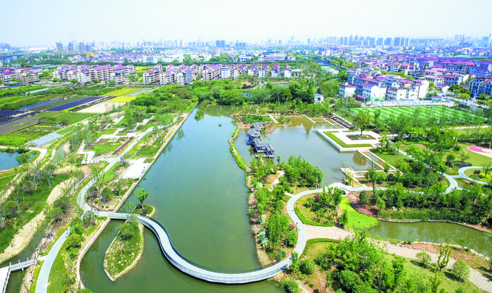 据了解,长湖湿地公园是市区城西生态的纽带,水中有城,城中有水,城