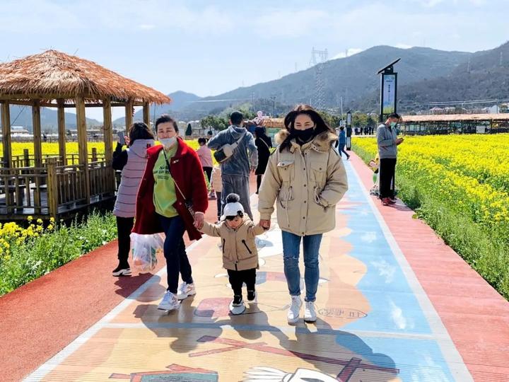 里羊岩生态休闲山庄   特色:果蔬种植,林地鸡养殖,生态观光,休闲旅游