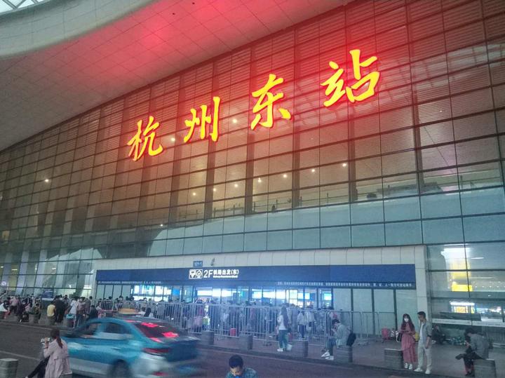 五一出游热 杭州火车东站发送旅客春节后首超20万人次