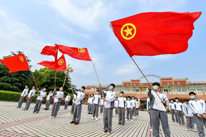 5月2日,长兴职教中心,青年团员代表挥舞团旗,高唱团歌.