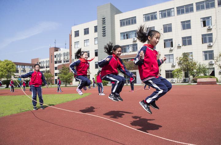 (图为滨江小学学生参与体育锻炼)