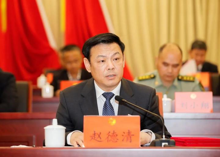新当选的县政协主席赵德清代表县政协领导班子向全体委员给予的信任