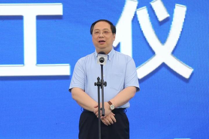 杭州市副市长王宏宣布开工.