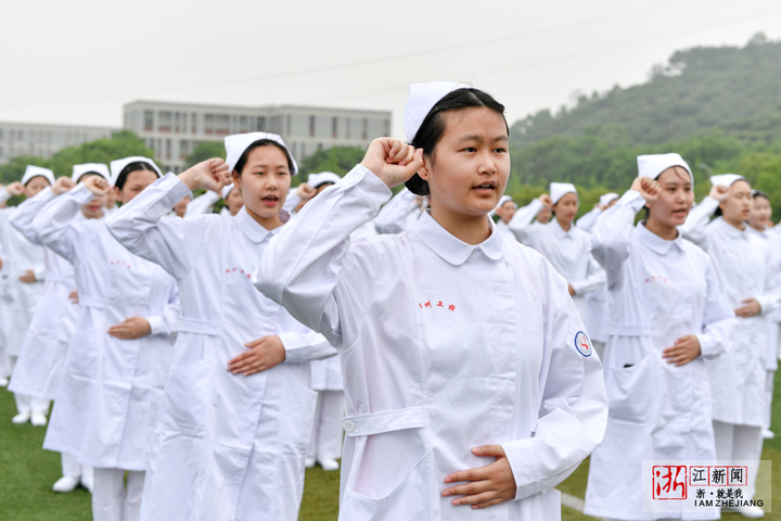 长兴:援鄂校友重返母校 "授帽传烛"迎护士节