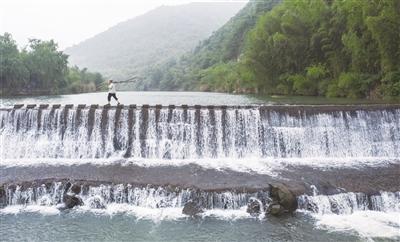 5月10日,随着雨后水位上涨,许多山间水坝出现了美丽的瀑布景观,烟雨